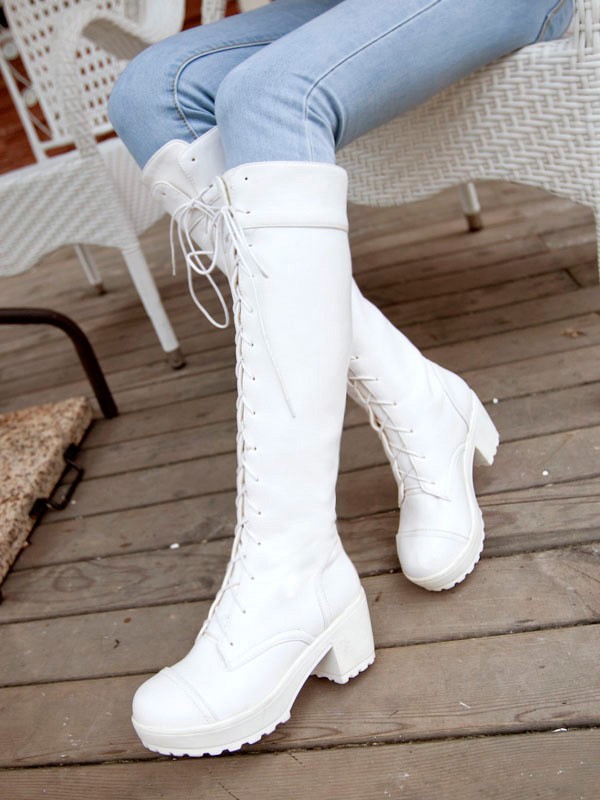 Knee high white boots wearable fashion trends 2021